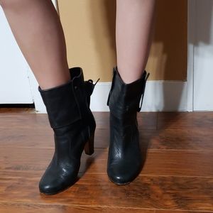 Dulce Vita black short booties